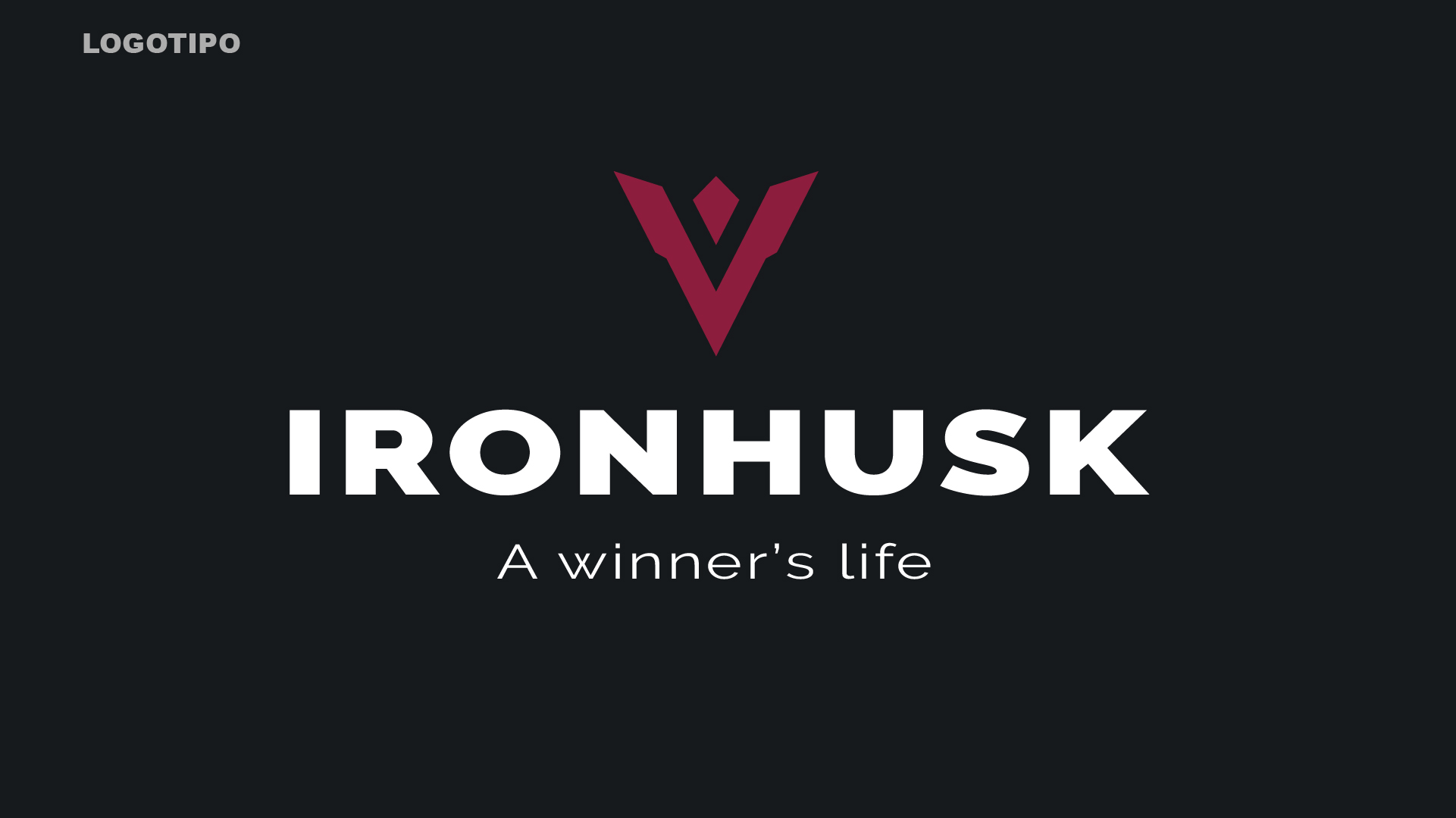Logotipo principal de IRONHUSK con isotipo y lema «A winner’s life». Identidad visual para marca deportiva del sector fitness.